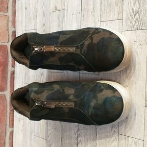 Blondo Glenda Suede Camo Printed Waterproof Wedge Sneakers Size 8 M